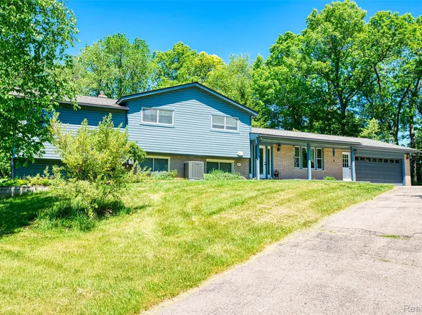 940 Rowland Rd, Leonard, MI 48367