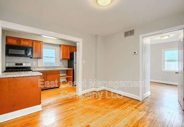 214 Center St — Photo 40