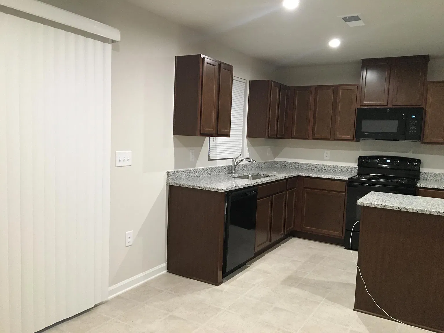 768 Carson Cir — Photo 4