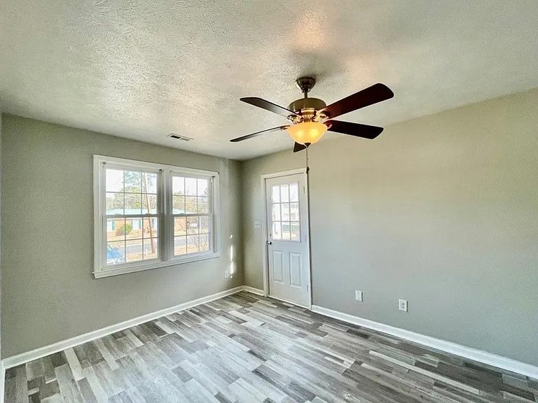 824 Fresno Dr — Photo 7