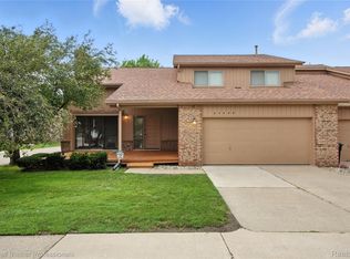37438 N Laurel Park Dr, Livonia, MI 48152