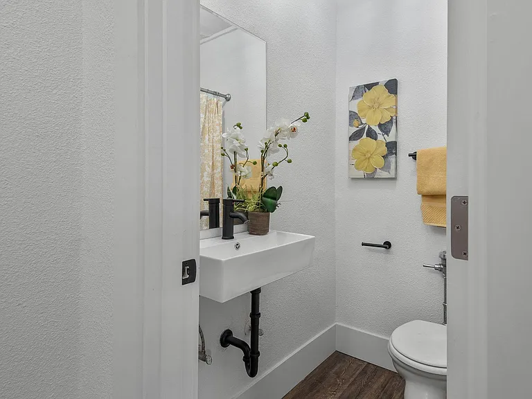 Madrona Apartments — Photo 18