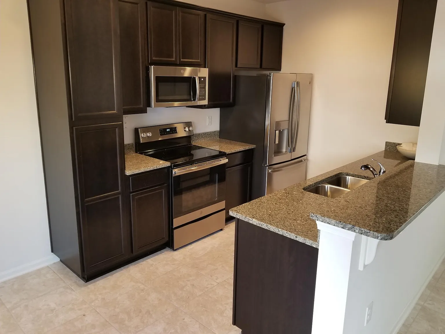 3 bed, 2.5 bath, 1333 sqft, $1,950 — Photo 3