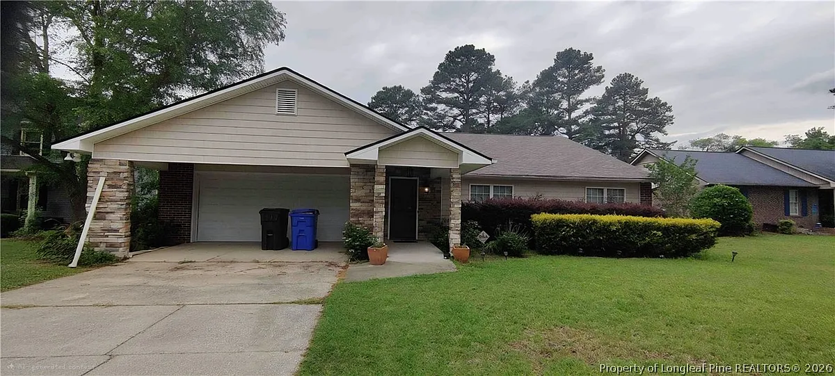 Photo 1 of 10 - 399 Admiral Dr - Fayetteville, NC Primary Photo - 399 Admiral Dr