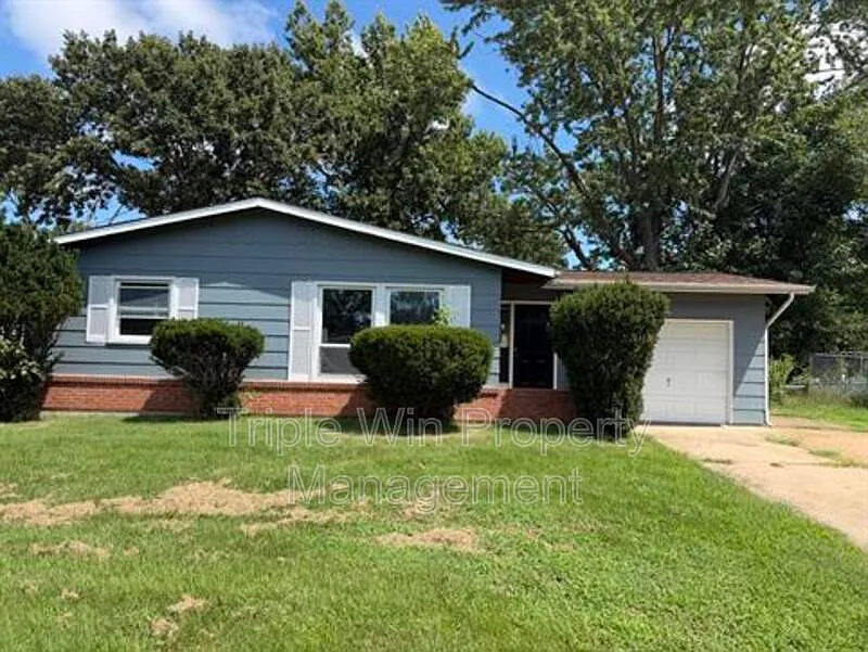 4 bed, 2.0 bath, 1352 sqft, $2,050 — Photo 1