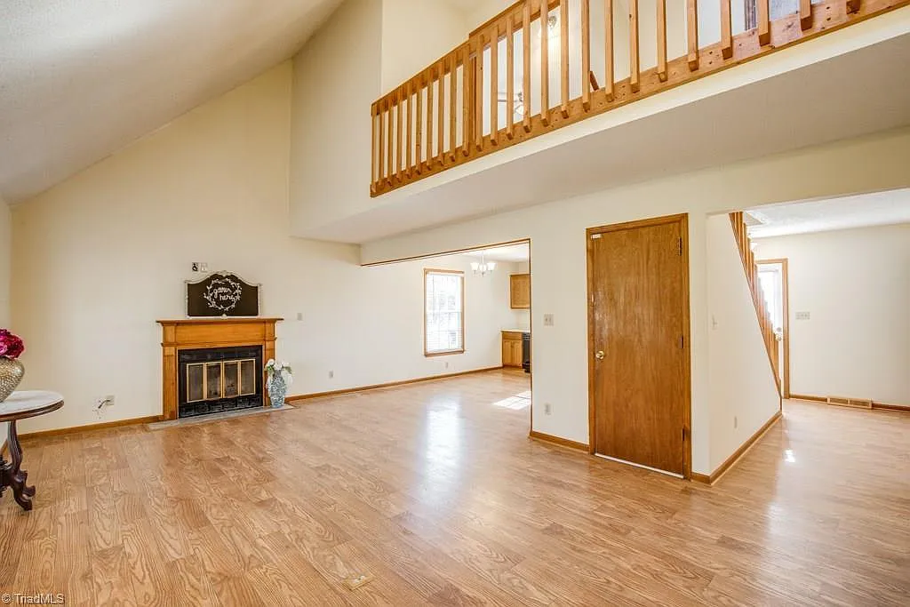 3 bed, 2.5 bath, 1766 sqft, $1,950 — Photo 2