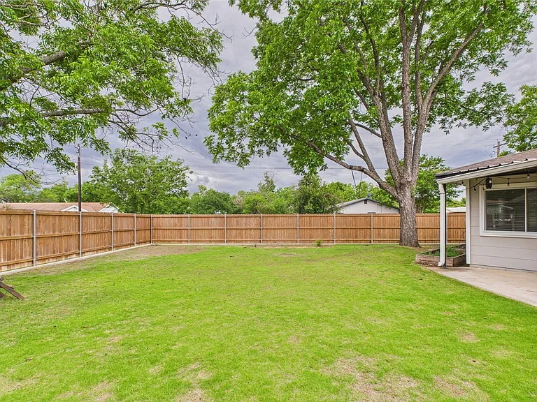 409 S Pear St — Photo 31