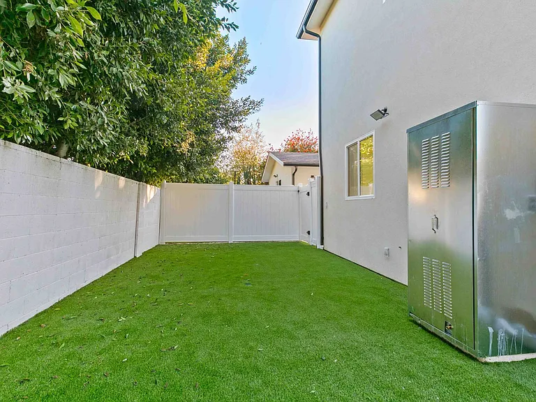 6846 Cedros Ave — Photo 24