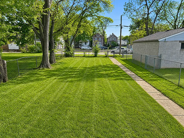 374 S Harris Ave — Photo 3