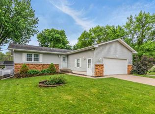 1195 Cress Pkwy, Hiawatha, IA 52233
