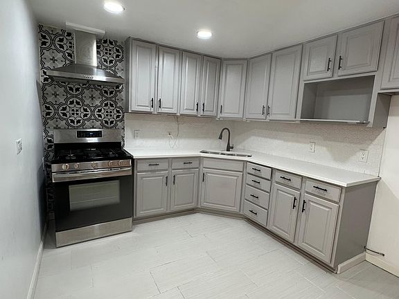 2nd image of 2310 W Houston St
