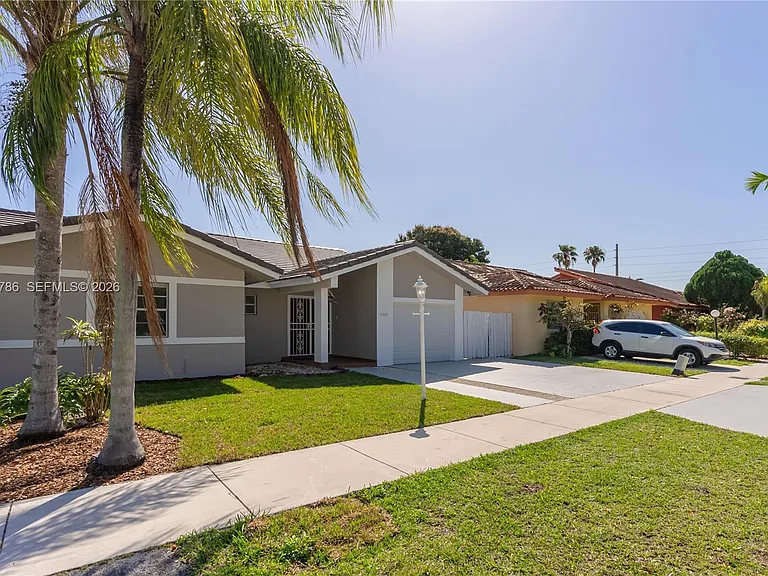15881 SW 139th Ave — Photo 2