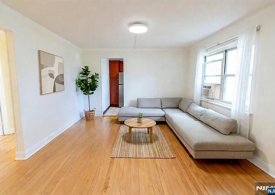 1st image of 370 Esplanade #21