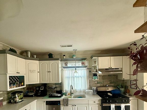 5th image of 270 Woodlawn Ave