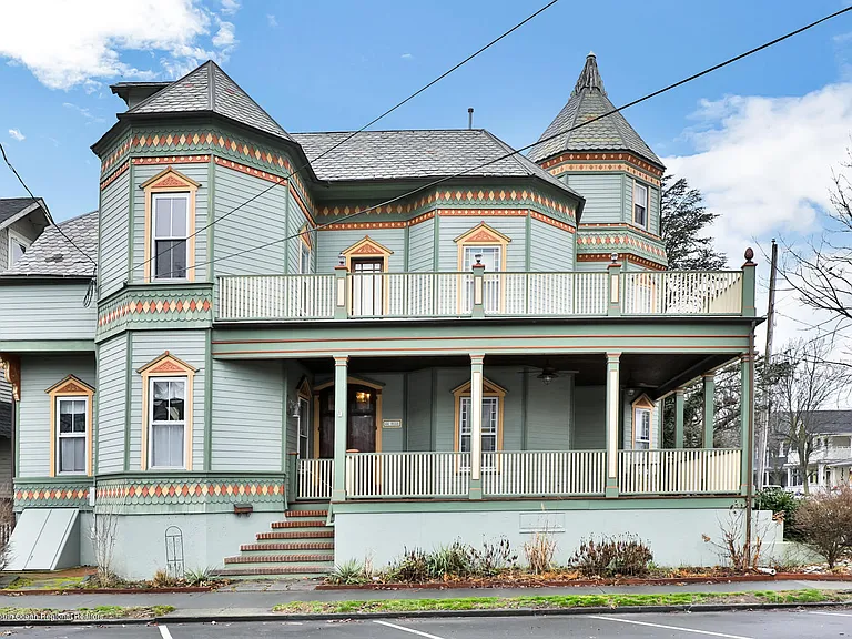 44 Webb Ave — Photo 1