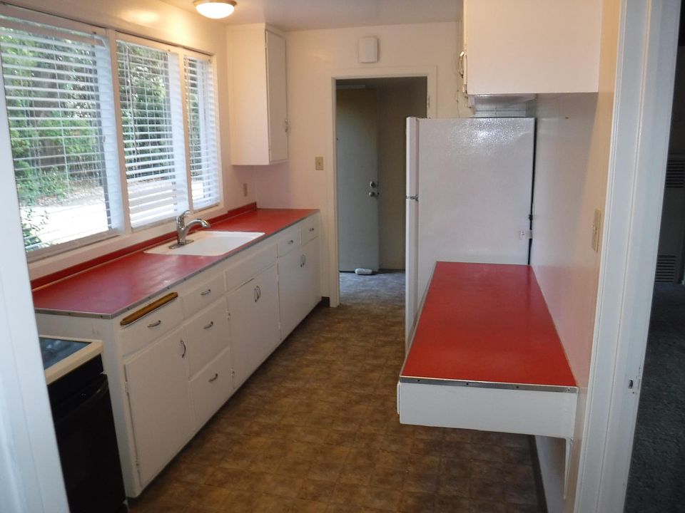 Kitchen (view 1)