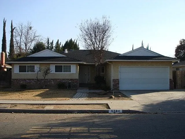 6284 N Millbrook Ave photo 1