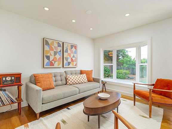 4th image of 1125 Shady Oak Place
