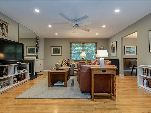 3rd image of 959 Sierra Vista Ln