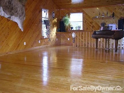 Living room flr
						:
						refinished 11 / 25 /10 3 coats uf polyurethane