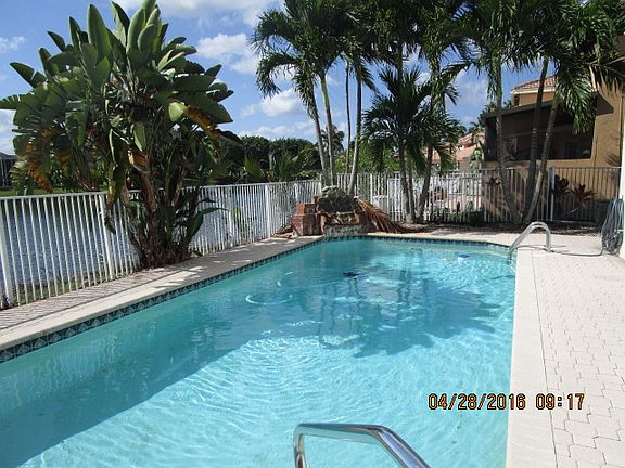 BEAUTIFUL POOL WITH FOUNTAIN