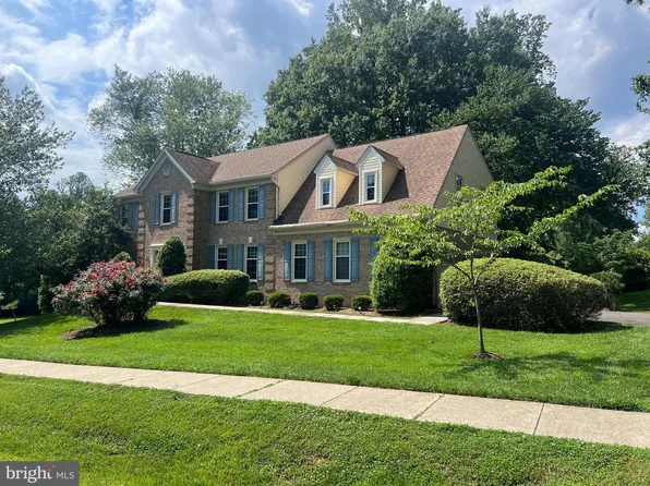 5926 Fairview Woods Dr, Fairfax Station, VA 22039