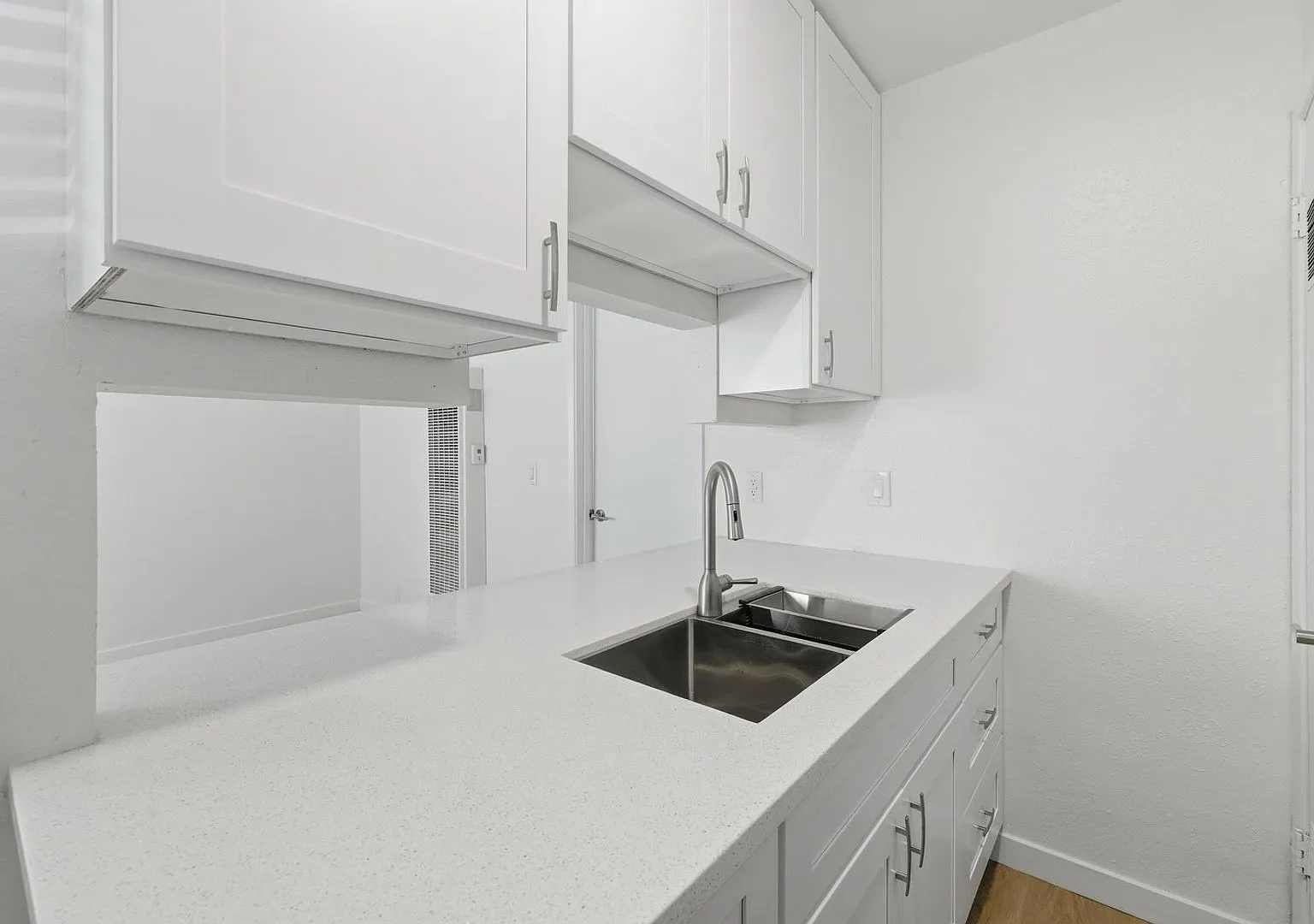 Fully Renovated 1BD/1BA in Ventura Premium Appliances, Near Trader Joe's! — Photo 4