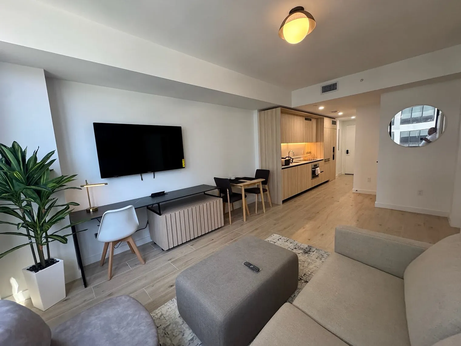 1 bed, 1.0 bath, 613 sqft, $3,139 — Photo 2