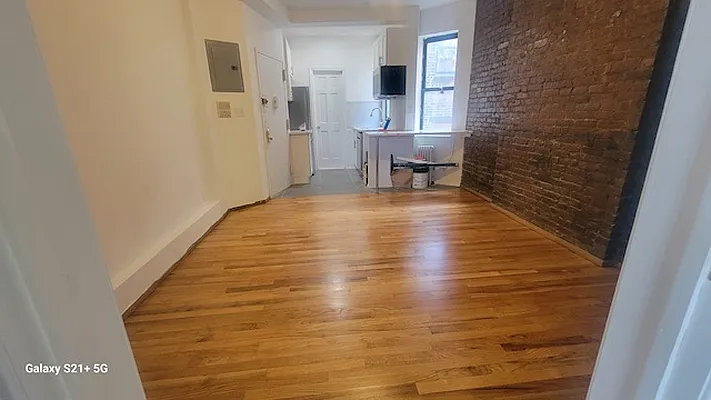 Rented by Chartwell Manhattan Realty | media 7