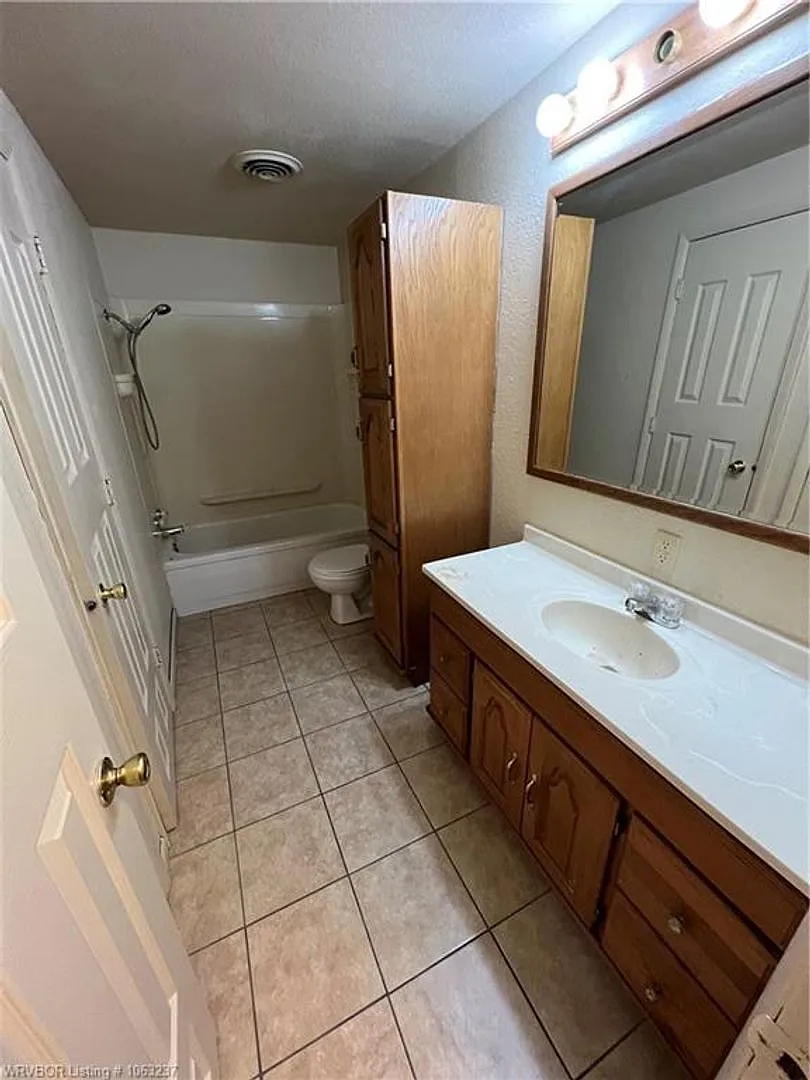 3 Bed 1 Bath House with 1 Car Garage, Gas Heat & Hot Water. — Photo 3