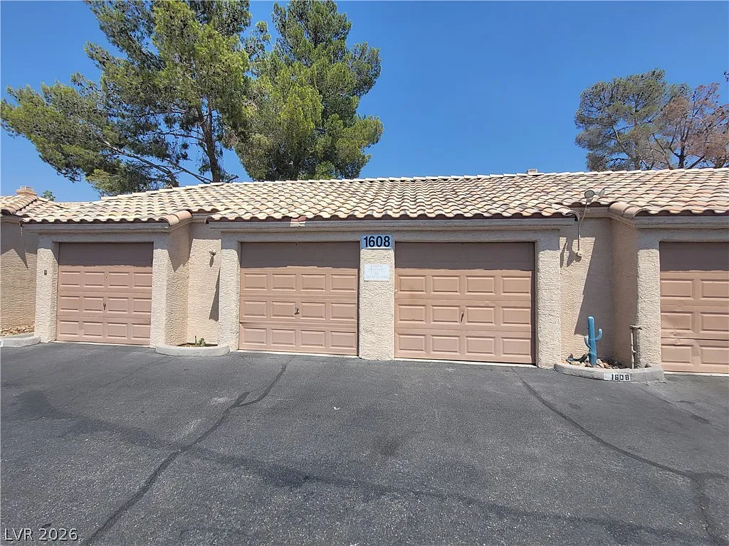 2 bed, 2.0 bath, 890 sqft, $1,354 — Photo 4