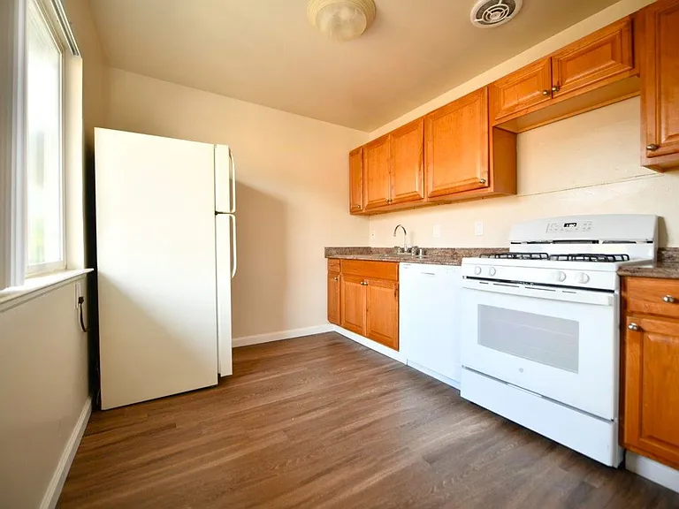 2821 Harrison St — Photo 4