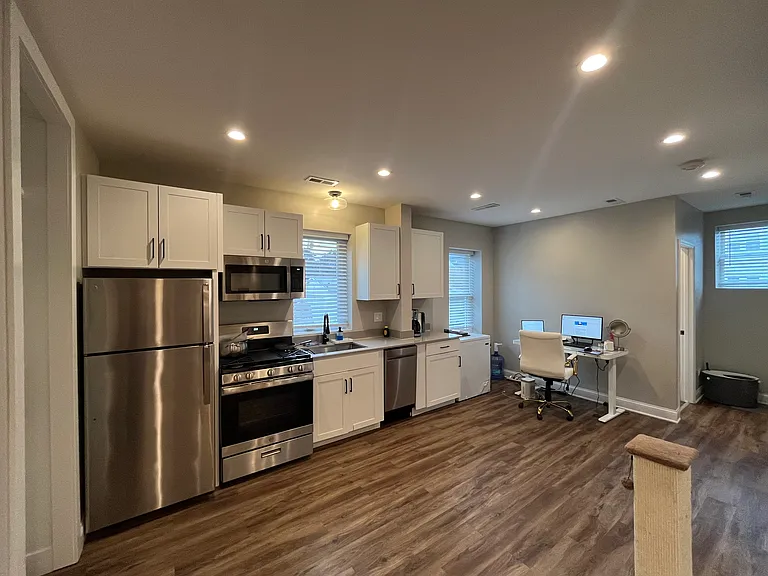 5644 W Sunnyside Ave #1R — Photo 4