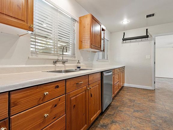 5th image of 1108 Lancaster Way