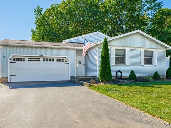 6640 Royal Pkwy S, Lockport, NY 14094