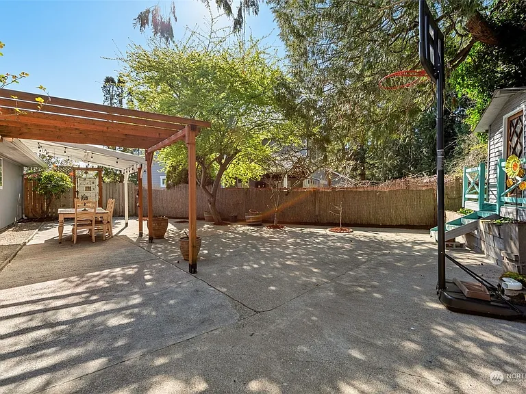 10434 NE 16th Pl — Photo 23