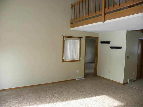 5th image of 70 Glenbrook Ct