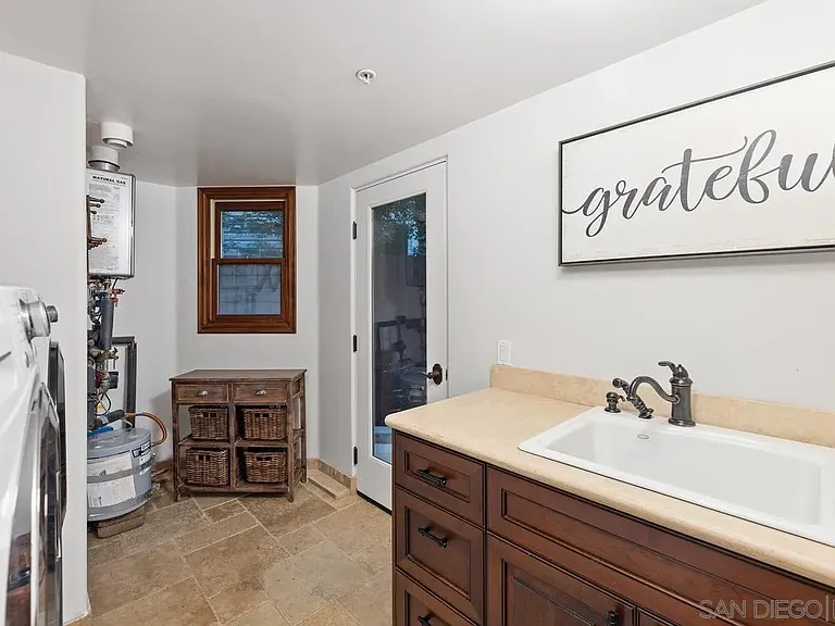 1554 Summit Ave — Photo 33