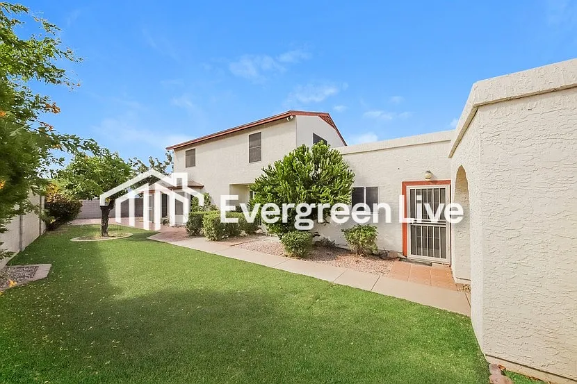 3 bed, 2.5 bath, 1770 sqft, $1,945 — Photo 2