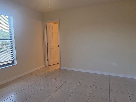 5th image of 233 SE 23rd Pl
