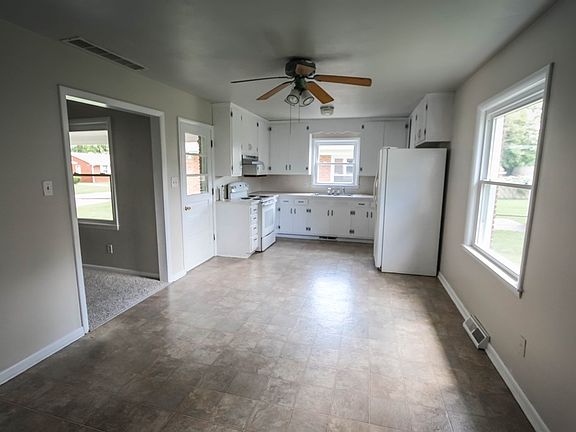 5th image of 2936 Legion Park Dr
