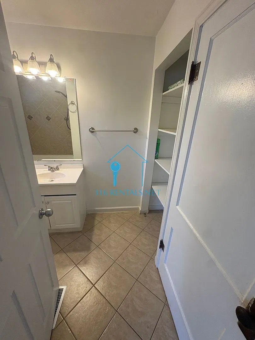 616 N Edwards Ave — Photo 3