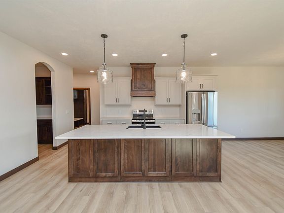 3rd image of 818 Almond Ave
