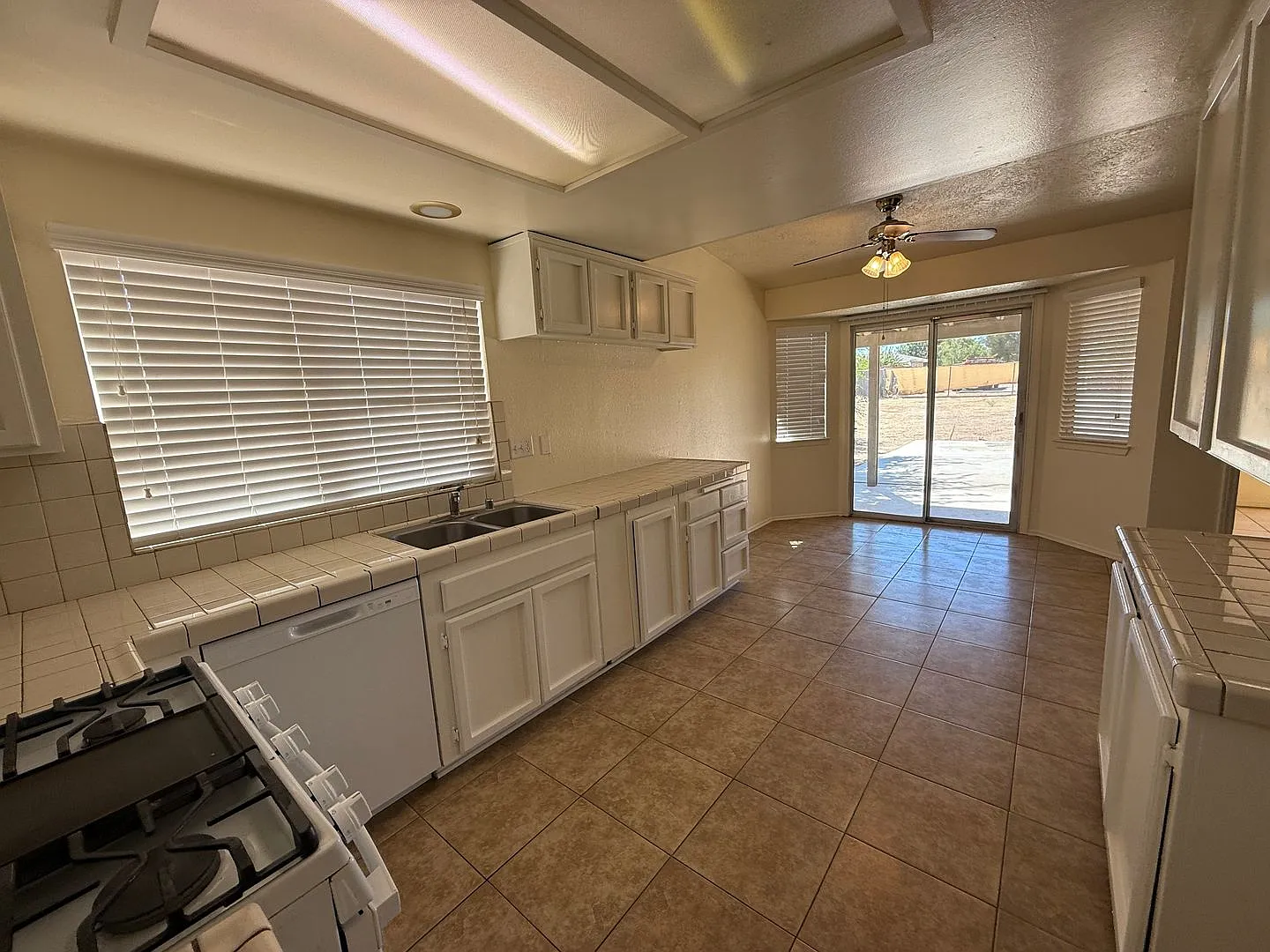 Hesperia-Refurbished- 3 Bedrooms, 2 Bathrooms + Den or Office, Large Property — Photo 3
