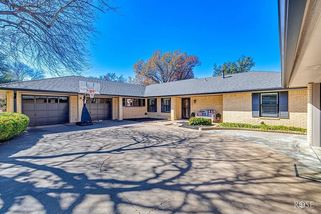 3 bed, 2.5 bath, 2968 sqft, $3,100 — Photo 1
