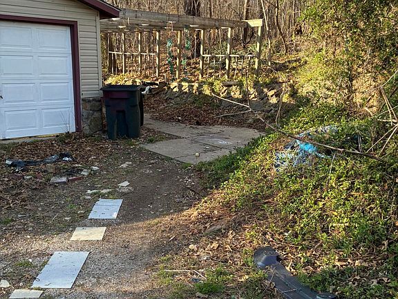 4th image of 304 City Limit Rd