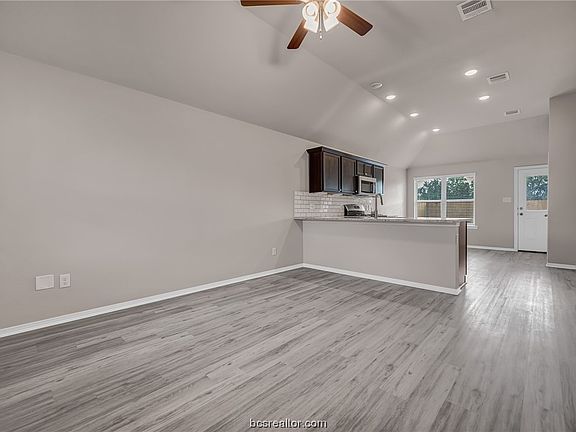 4th image of 1112 Highgarden Dr