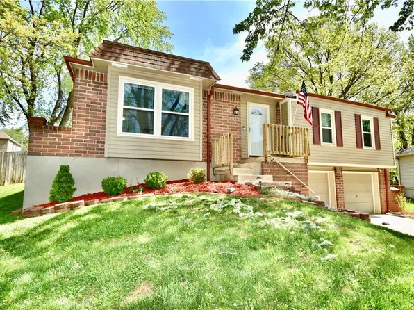 1013 NW Berkshire Dr, Blue Springs, MO 64015