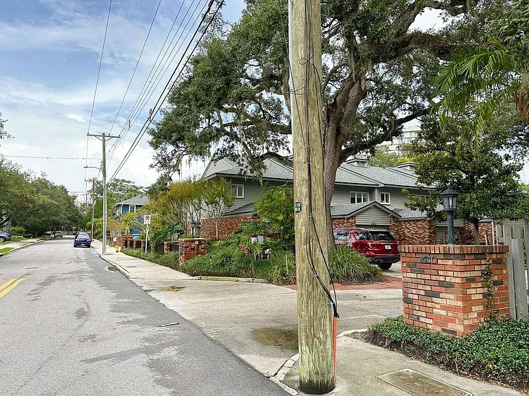 2530 W Maryland Ave #B — Photo 35