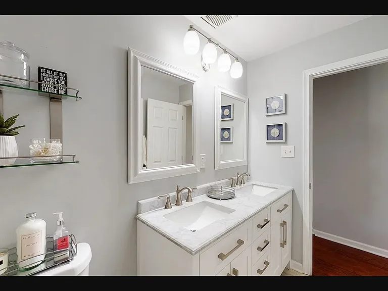 Main Bathroom Upstairs